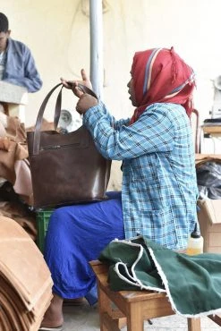 Purse & Clutch Zippered Leather Purse - Caramel Accessories